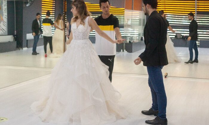 Düğün heyecanı başladı, çiftler gelin ve damatlıkla dans kursuna koştu