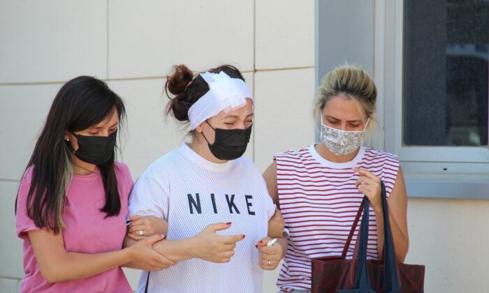 Düğünde kırılan ağaç altında kalarak ölen eşinin cenazesini gözyaşları arasında aldı