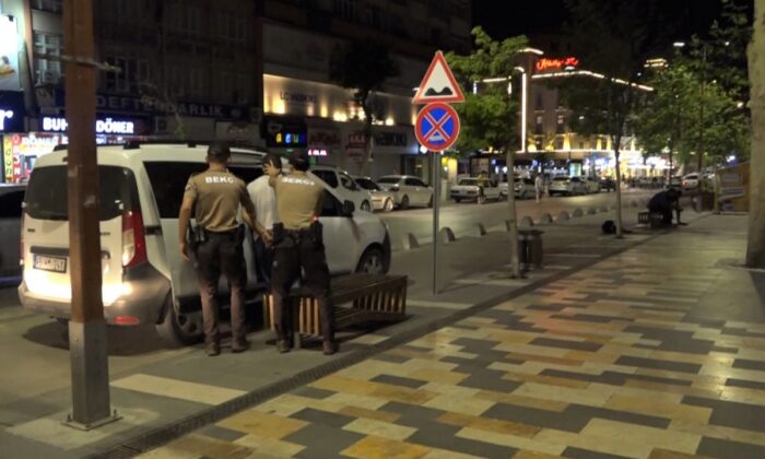 ’Dünyanın en saçma binası’nın kapı ve pencerelerini çalarken yakalandılar