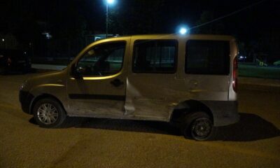 Dur ihtarına uymayan araç ile polis otosu çarpıştı: 2 polis yaralı