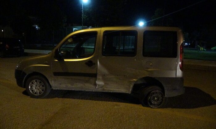 Dur ihtarına uymayan araç ile polis otosu çarpıştı: 2 polis yaralı