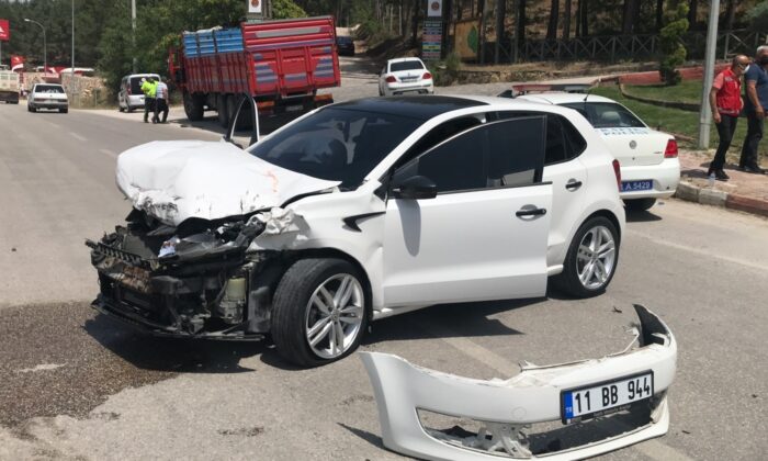 Duraksayan kamyona otomobil arkadan çarptı; 2 kişi yaralandı