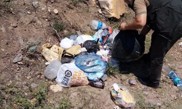 Duyarsız piknikçilerin çöplerini orman ekipleri topladı