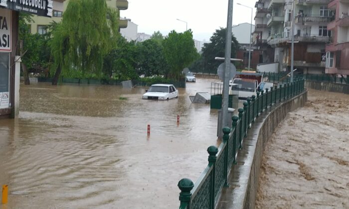 Düzce’de sağanak yağış taşkınlara sebep oldu