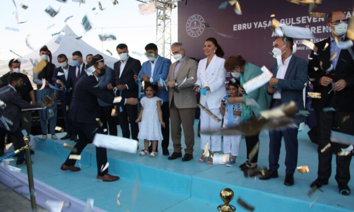 Ebru Yaşar Ortaokulu coşkuyla açıldı