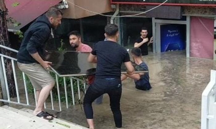 Edirne’de dükkanları sel suları bastı, esnaf malzemelerini kurtarmak için seferber oldu