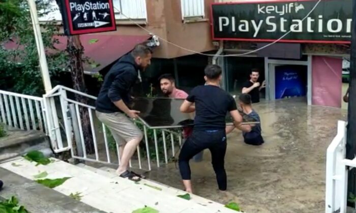 Edirne’de sağanak yağış sokakları göle çevirdi, iş yerlerini su bastı