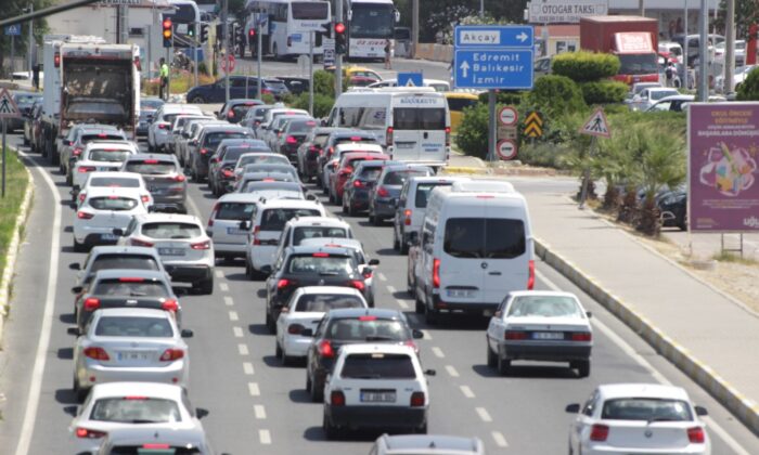 Edremit Körfezinde yollarda 2 kilometreyi aşan araç kuyrukları oluştu