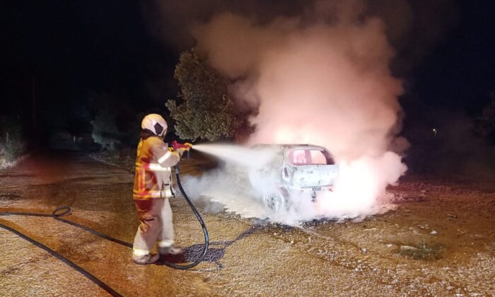 Edremit’te yanan araç hurdaya döndü