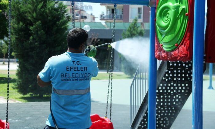 Efeler’de parklar temizleniyor