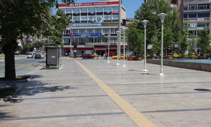 Efeler’de sıcak hava bunalttı, sokaklar boş kaldı