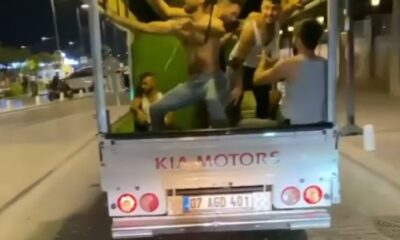 Eğlencenin dozunu kaçırıp, kamyonet kasasında kendilerinden geçtiler
