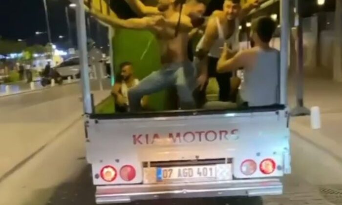 Eğlencenin dozunu kaçırıp, kamyonet kasasında kendilerinden geçtiler