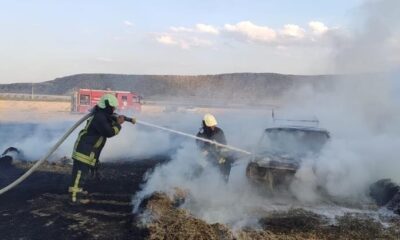 Ekili araziden yükselen alevler arabaya sıçradı