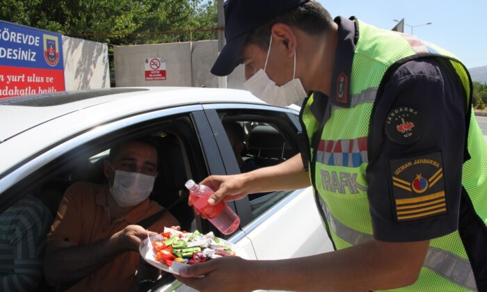 Elazığ’da jandarmadan bayramda şeker ve kolonyalı uygulama