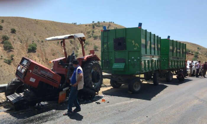 Elazığ’da kamyonla çarpışan traktör ikiye bölündü