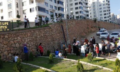 Elazığ’da otomobil istinat duvarından uçtu: 2 yaralı