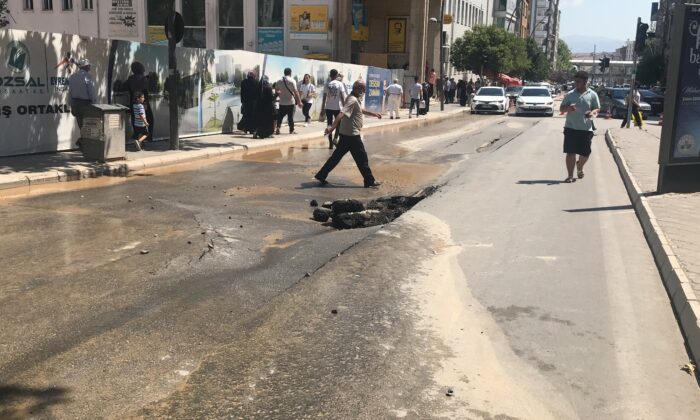 Elazığ’da su borusunun patlaması nedeni ile yol çöktü, ekipler anında çalışmalara başladı