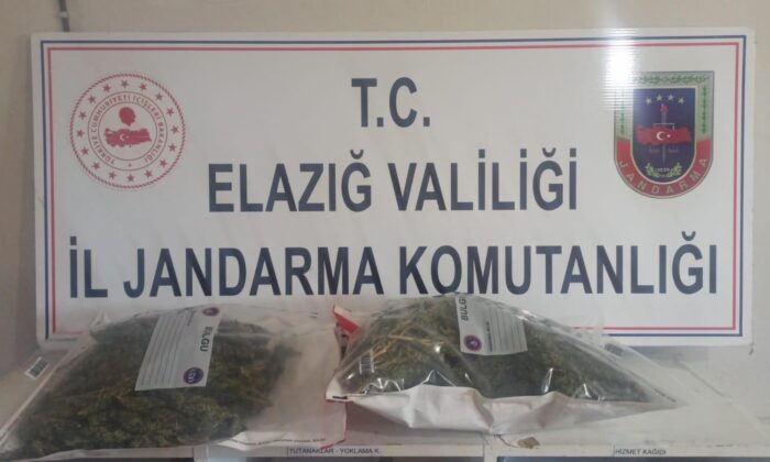 Elazığ’da yolcunun üzerinden 2 kilogram kubar esrar çıktı