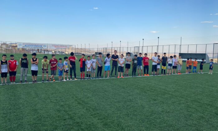 Elazığ’daki yaz spor okulları gençlerin yüzünü güldürüyor