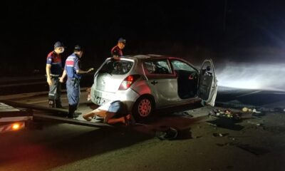 Elektrik direğine çarpan otomobil takla attı