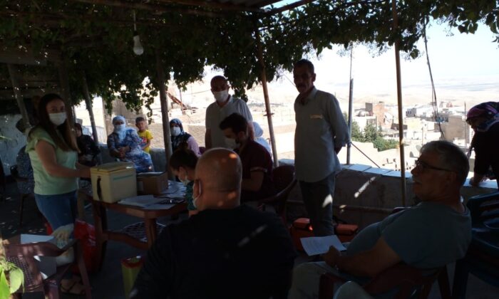 Emekliler aşı çağrısına kulak verip aşı oldu