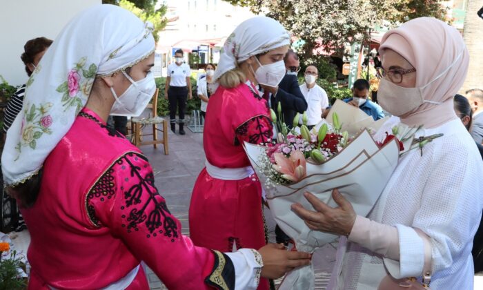 Emine Erdoğan, Girne Belediyesi Sosyal Yaşam Merkezi’ni ziyaret etti