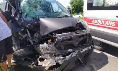 Emniyet şeridinde yolcu indiren minibüse arkadan çarptı: 3 yaralı