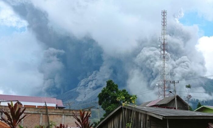 Endonezya’da yanardağ patladı