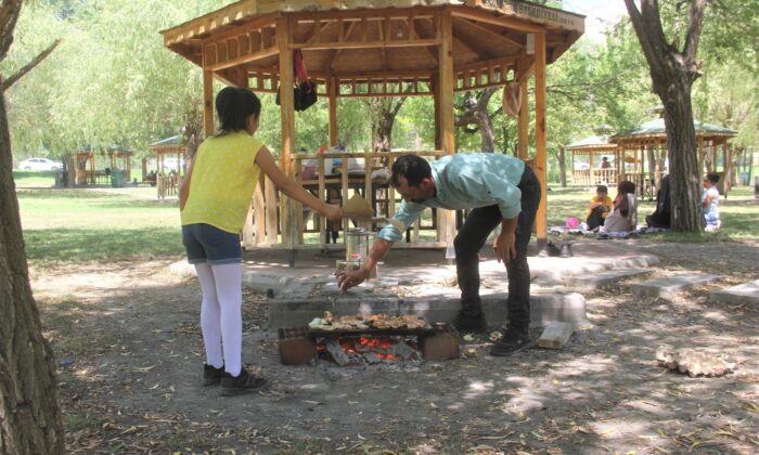 Erzincan’da mesire alanları piknikçilerle doldu
