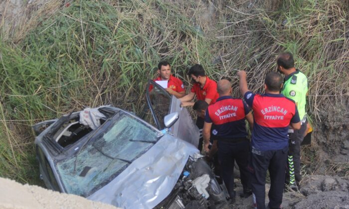 Erzincan’da otomobil şarampole uçtu: 3 yaralı