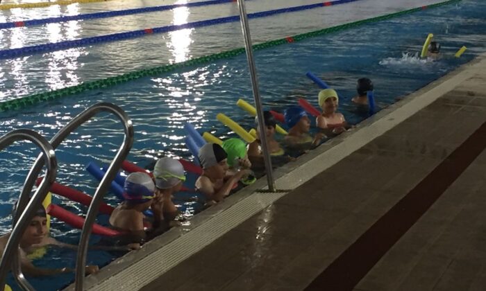 Erzurum’da düzenlenen yüzme kursuna yoğun ilgi