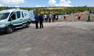 Eşinin kravatla boğması sonucu ölen kadın ve ardından intihar eden eşi yan yana gömüldü