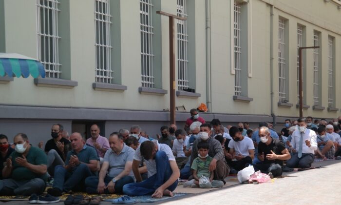 Eskişehir’de eller yangından etkilenenler için semaya açıldı