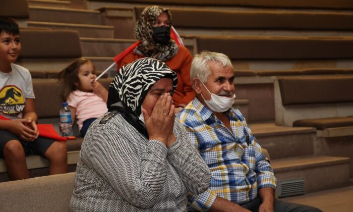 Esra Yıldız’ın ailesi müsabakayı protokolle birlikte gözyaşları içerisinde izledi