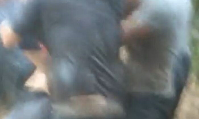 Evden yola ip çekerek dere gibi akan suyun içerisinden geçtiler