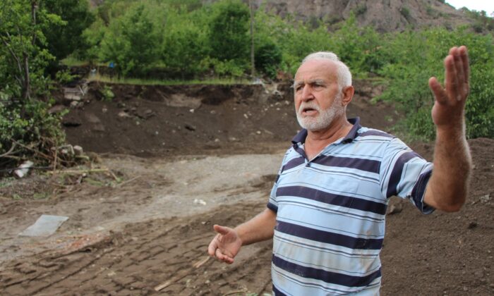 Evi sel sularına kapılan adamı tesadüfen gelen telefon kurtardı