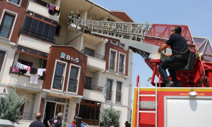 Evinde baygınlık geçiren yaşlı kadını itfaiye kurtardı