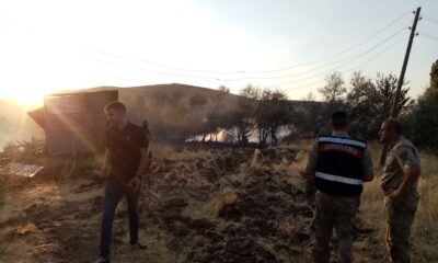 Evinin etrafındaki kuru otları yakmak istedi, ahırı kül oldu