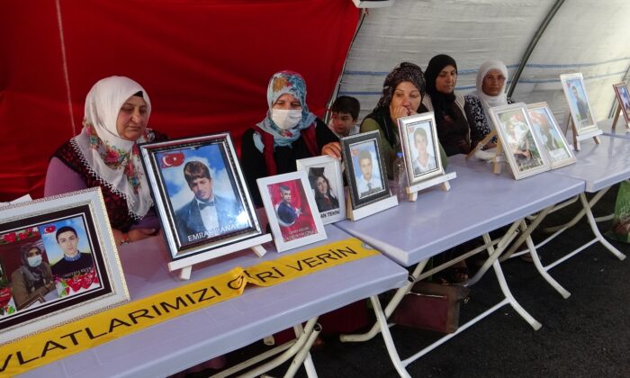 Evlat nöbetindeki aileler bayramın ikinci gününde de çadırda bekliyor