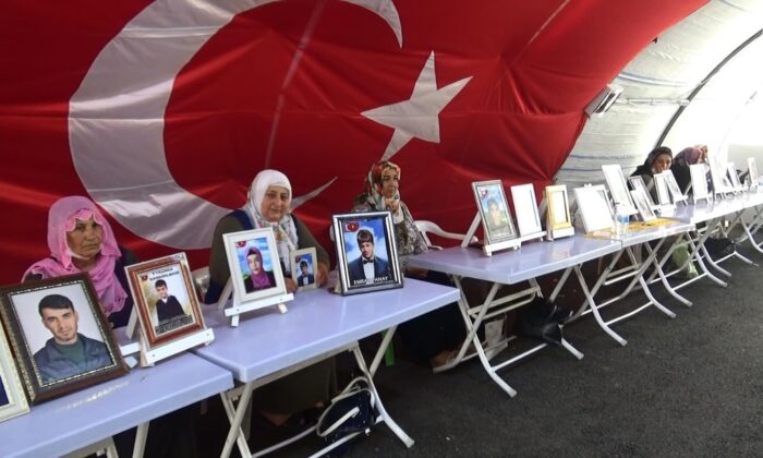 Evlat nöbetindeki anneden oğluna teslim ol çağrısı