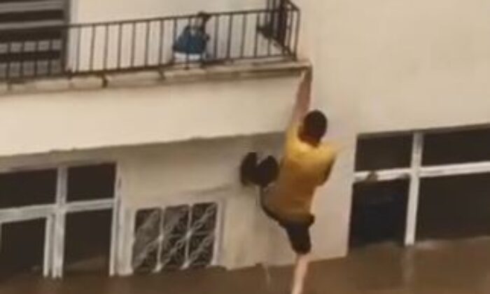 Evleri suyla dolan çift komşularının uzattığı ip yardımıyla hayata tutundu