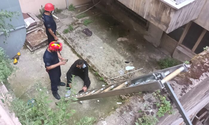 Fatih’te alacaklılarından kaçarken apartman boşluğuna düştü