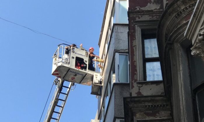 Fatih’te otelde yangın paniği