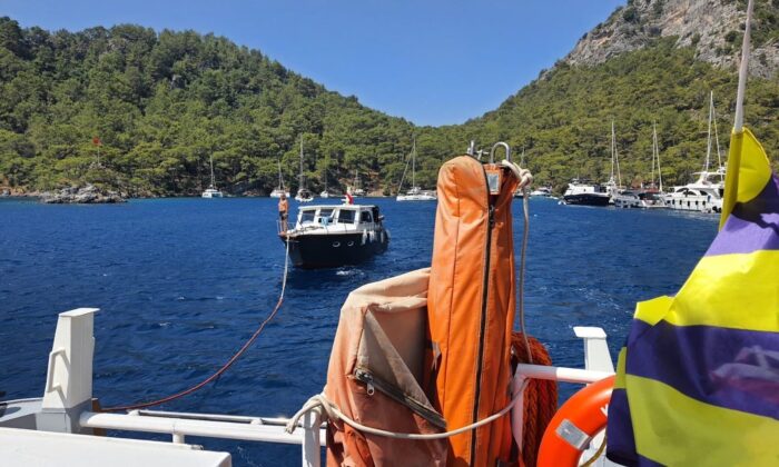 Fethiye’de sürüklenen tekneyi kıyı emniyeti kurtardı
