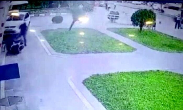 Fren yerine gaza basan sürücü, az kalsın ATM’de işlem yapan 3 kişiyi eziyordu