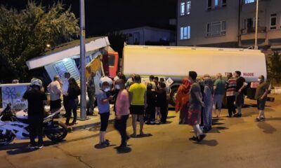 Freni boşalan akaryakıt kamyonu ekmek büfesine daldı