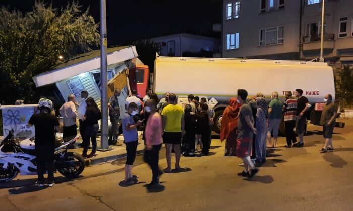 Freni boşalan akaryakıt kamyonu ekmek büfesine daldı