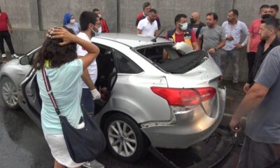 Freni boşalan otomobil ışıkta bekleyen araca çarptı: 2’si çocuk 6 yaralı