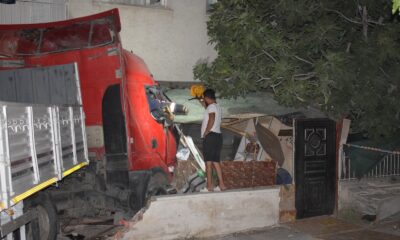 Freni boşalan tır ortalığı savaş alanına çevirdi